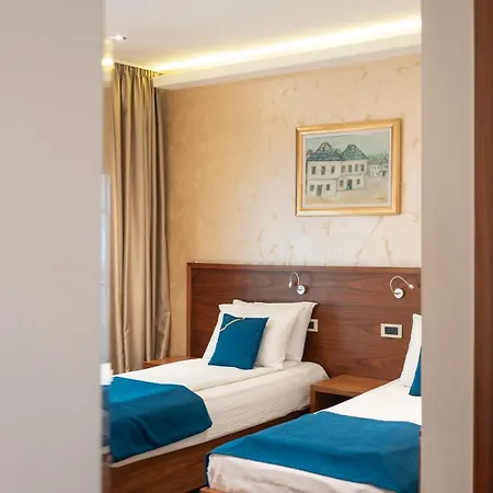 מלון Bistrik Center 4*