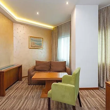 מלון Bistrik Center 4*